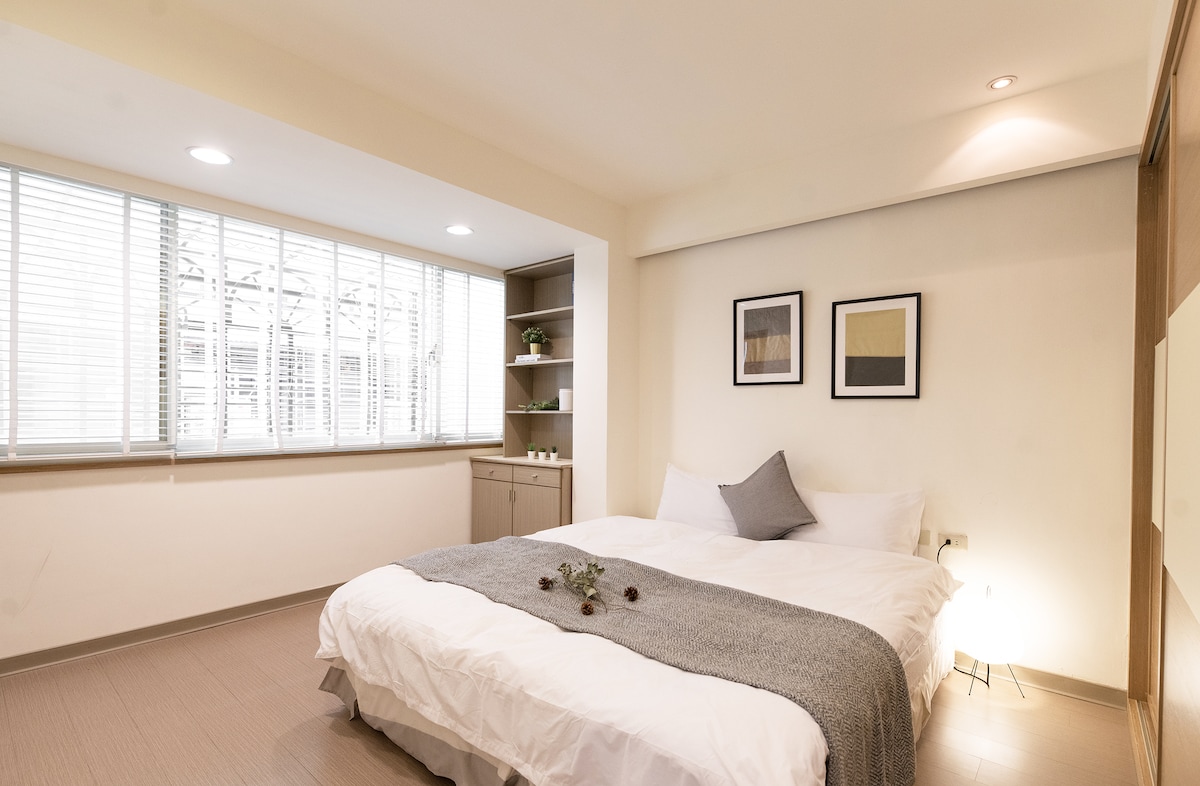 陽光明亮主臥室
ห้องนอนใหญ่พร้อมเตียงคู่ขนาด 150x190 ซม. และห้องน้ำในตัว