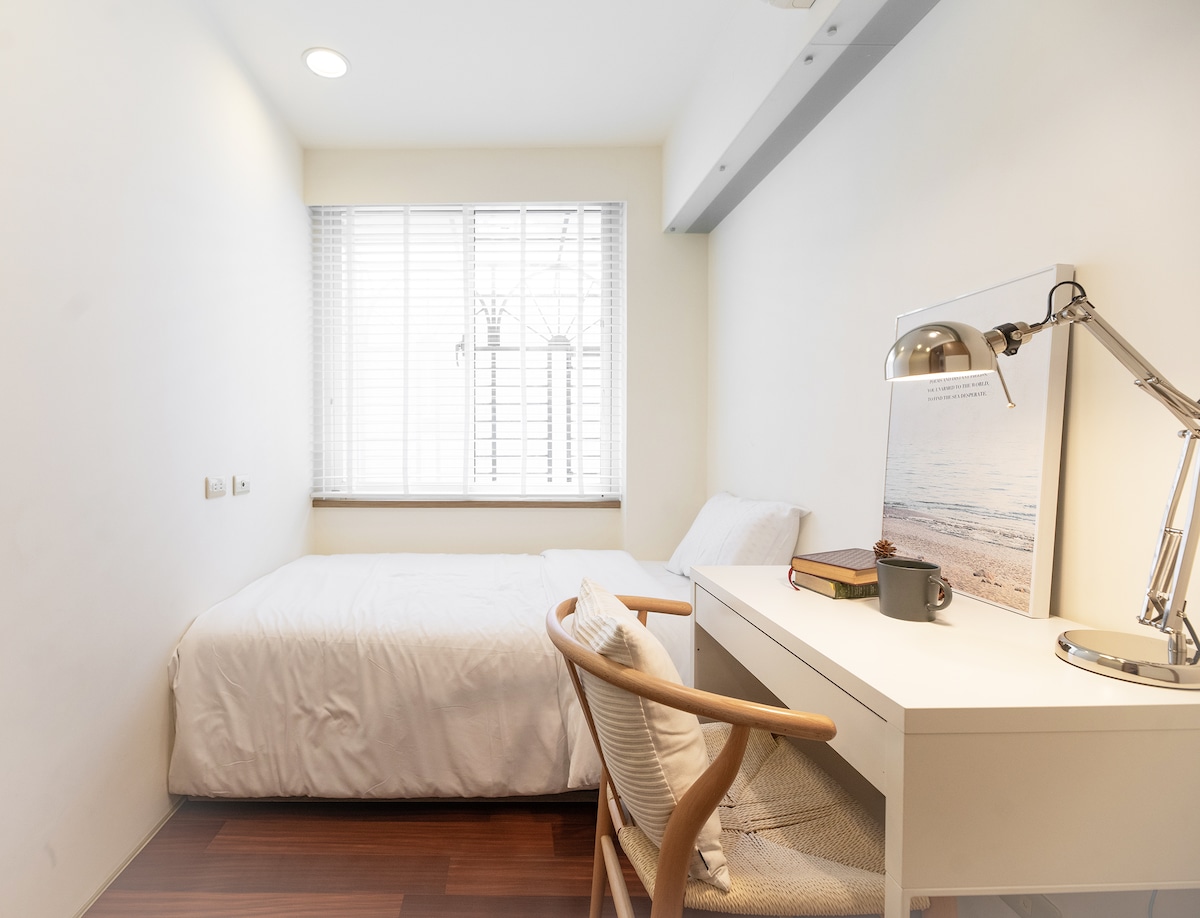 ห้องนอนที่สองที่มีแสงแดดสดใสพร้อมโต๊ะทำงานในเวลาเดียวกัน
ห้องนอนที่สองพร้อมไฟส่องสว่างและโต๊ะทำงานสวยงาม