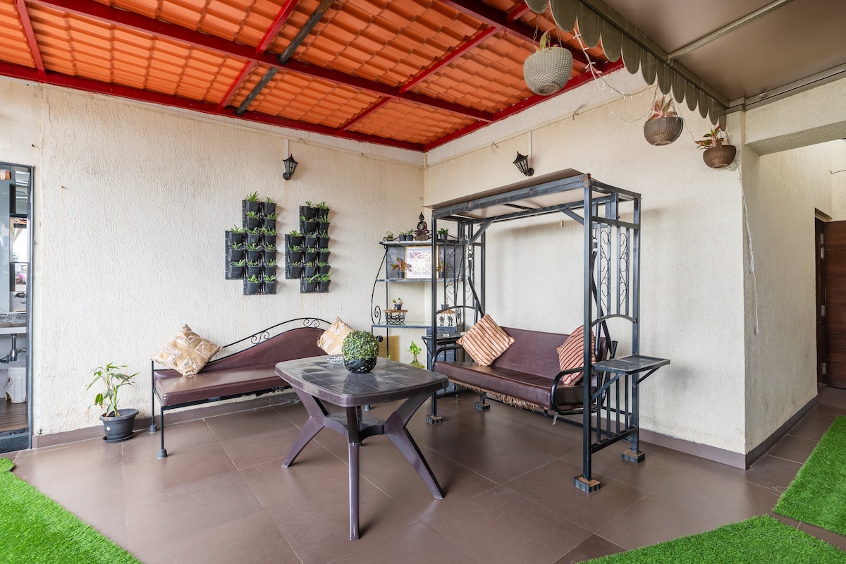 在雨季，雨透明窗帘安装有间隙，可享受微风和美妙的季风景观。 