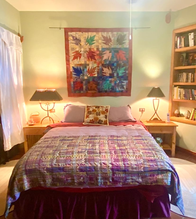 De grote slaapkamer heeft een queensize bed, een eigen bad, een zithoek en een aangewezen werkruimte. Gasten kunnen gebruikmaken van snel internet voor werk- en communicatiebehoeften.