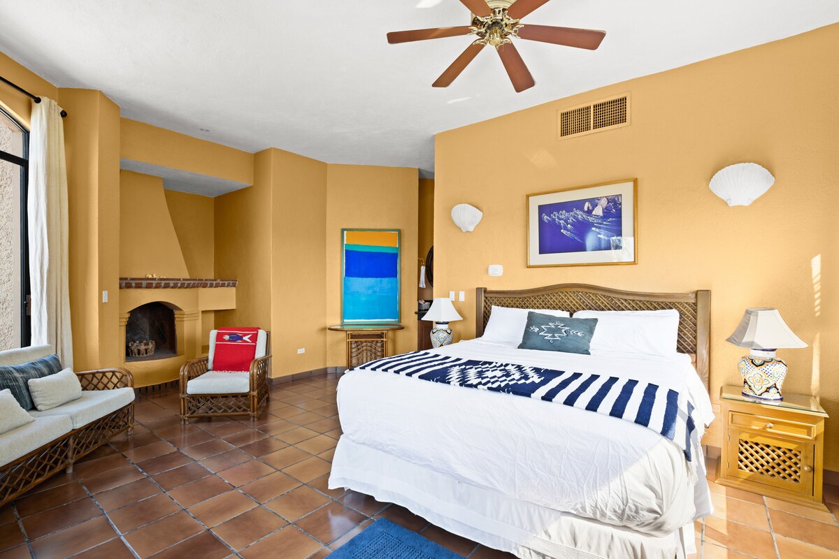 Druhý hlavný apartmán s láskavým posteľou sa otvára priamo z výhľadu a bazéna! Žiadne spálne nemajú spoločné steny, čo vytvára krásny pocit súkromia! (Každá izba má aj vlastnú kúpeľňu s toaletou!) 