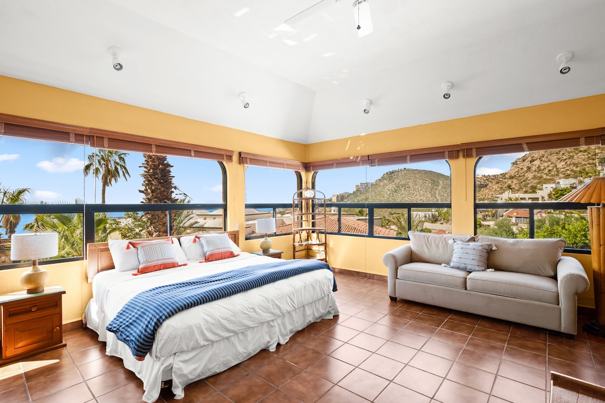 Tretí apartmán s manželskou posteľou King má tiež bonusový gauč, na ktorom sa vyspia ďalší dvaja ľudia! Žiadne spálne nemajú spoločné steny, čo vytvára krásny pocit súkromia! (Každá izba má aj vlastnú kúpeľňu s toaletou!)