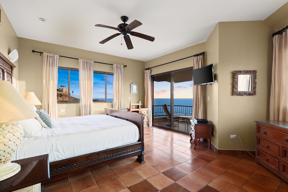 Hlavný apartmán King-Bed Master má verandu s posedením s výhľadom na bazén a 180-stupňovým výhľadom na oceán! Žiadne spálne nemajú spoločné steny, čo vytvára krásny pocit súkromia! (Každá izba má aj vlastnú kúpeľňu s toaletou!) 