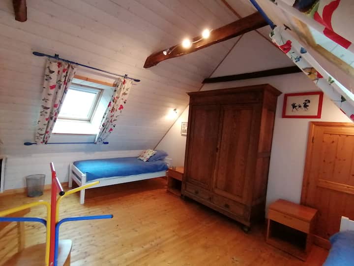 Dječja soba 
Tri kreveta za jednu osobu, uključujući krevet na razvlačenje
Veliki ormar s prostorom za vješanje