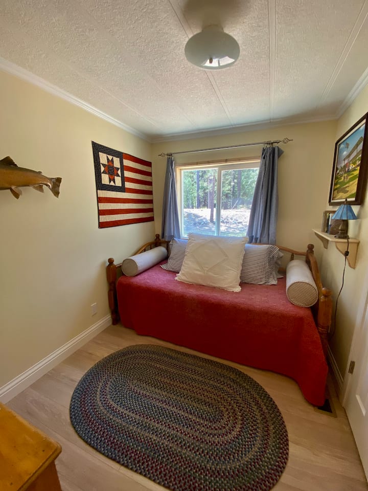 「中间」卧室有一张双人床，房间的衣柜里有一张婴儿游戏床和高脚椅。