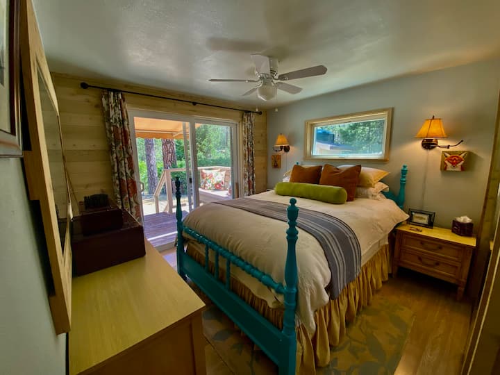 床上用品高端，配有6个羽绒枕头、羽毛床、羽绒被和高线程床单。  非常舒适安静，清晨醒来时，不要惊讶地看到窗外有鹿、火鸡、花栗鼠、鹌鹑和/或狐狸。