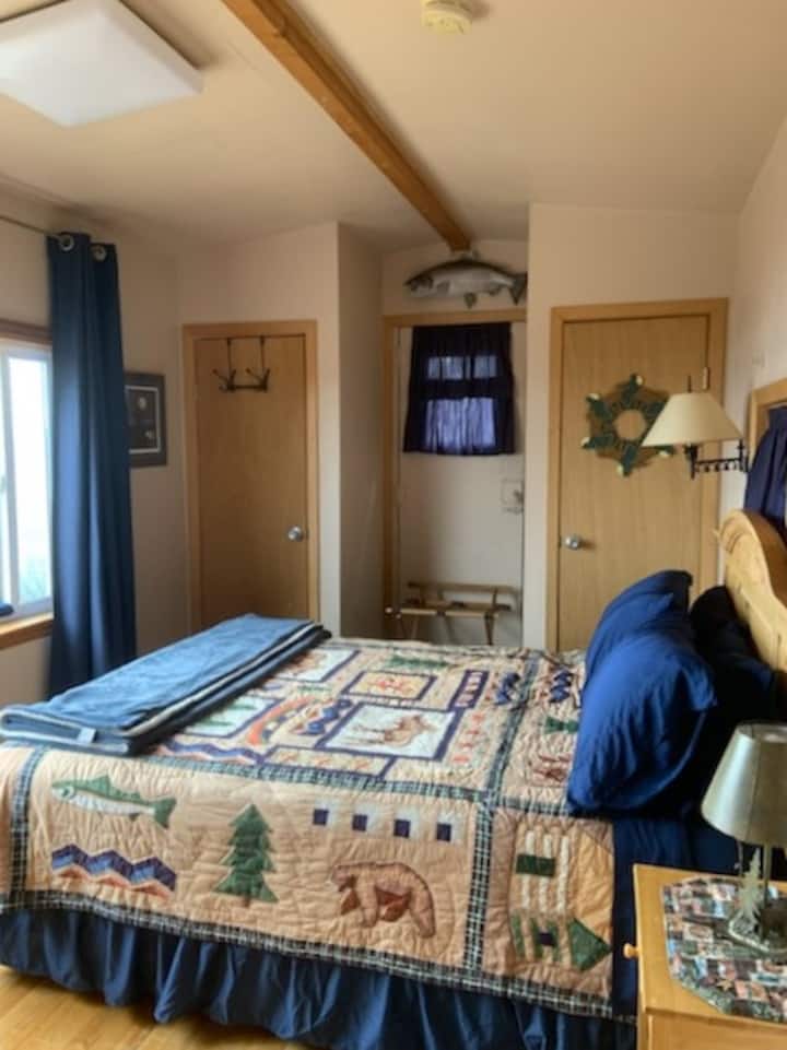 جناح رئيسي في موس كابوس بسرير بحجم كبير ووسائد بحجم كبير.