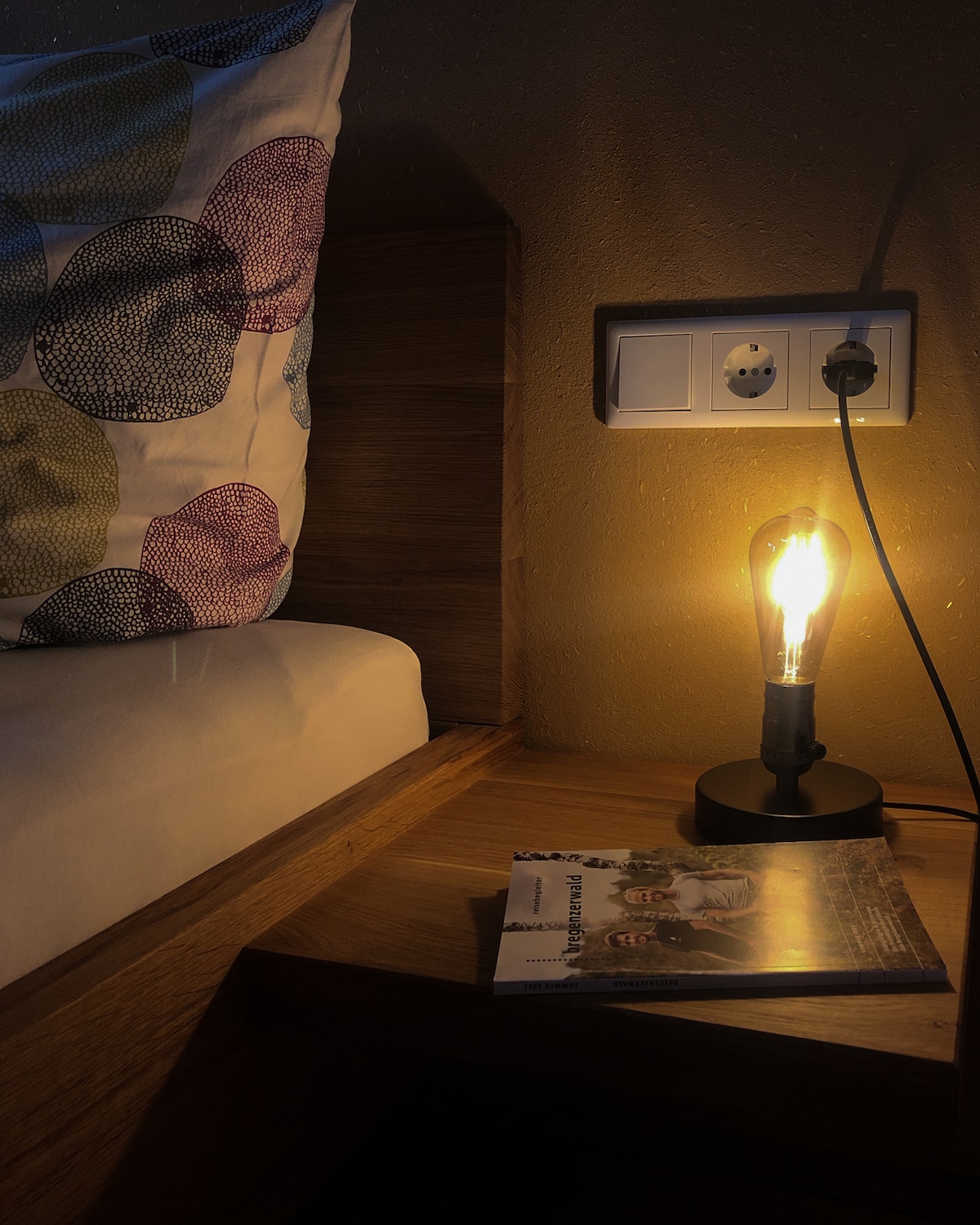 Cama de dos plazas en el dormitorio