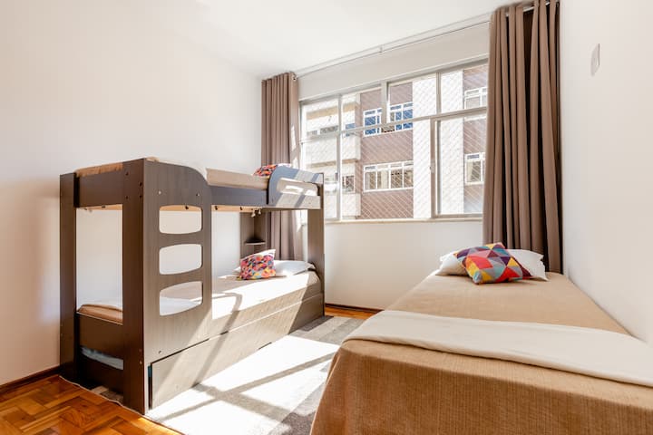 Ikiwa na triliche na kitanda kimoja, chumba hiki kinachukua watu wanne kwa starehe. Jua la asubuhi linaangaza na kupasha joto chumba, lakini kwa wale wanaopenda kulala wakiwa wamechelewa, mapazia huweka chumba cheusi sana na cha kustarehesha.