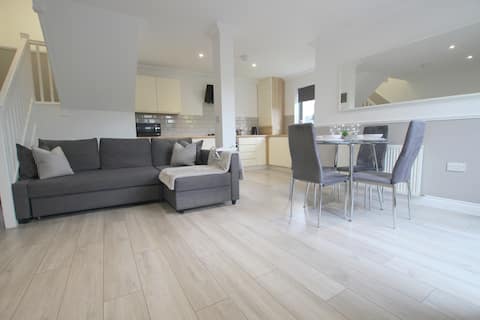 Stylish villa: Sleeps 4 - Close to City Centre