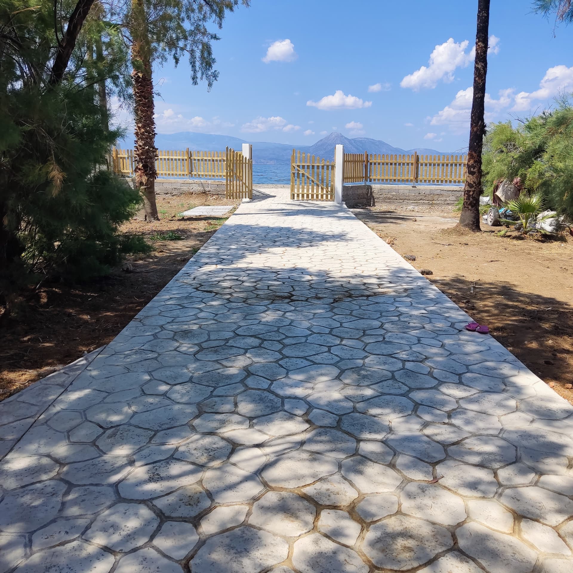 Casa sull'albero di palme sulla spiaggia