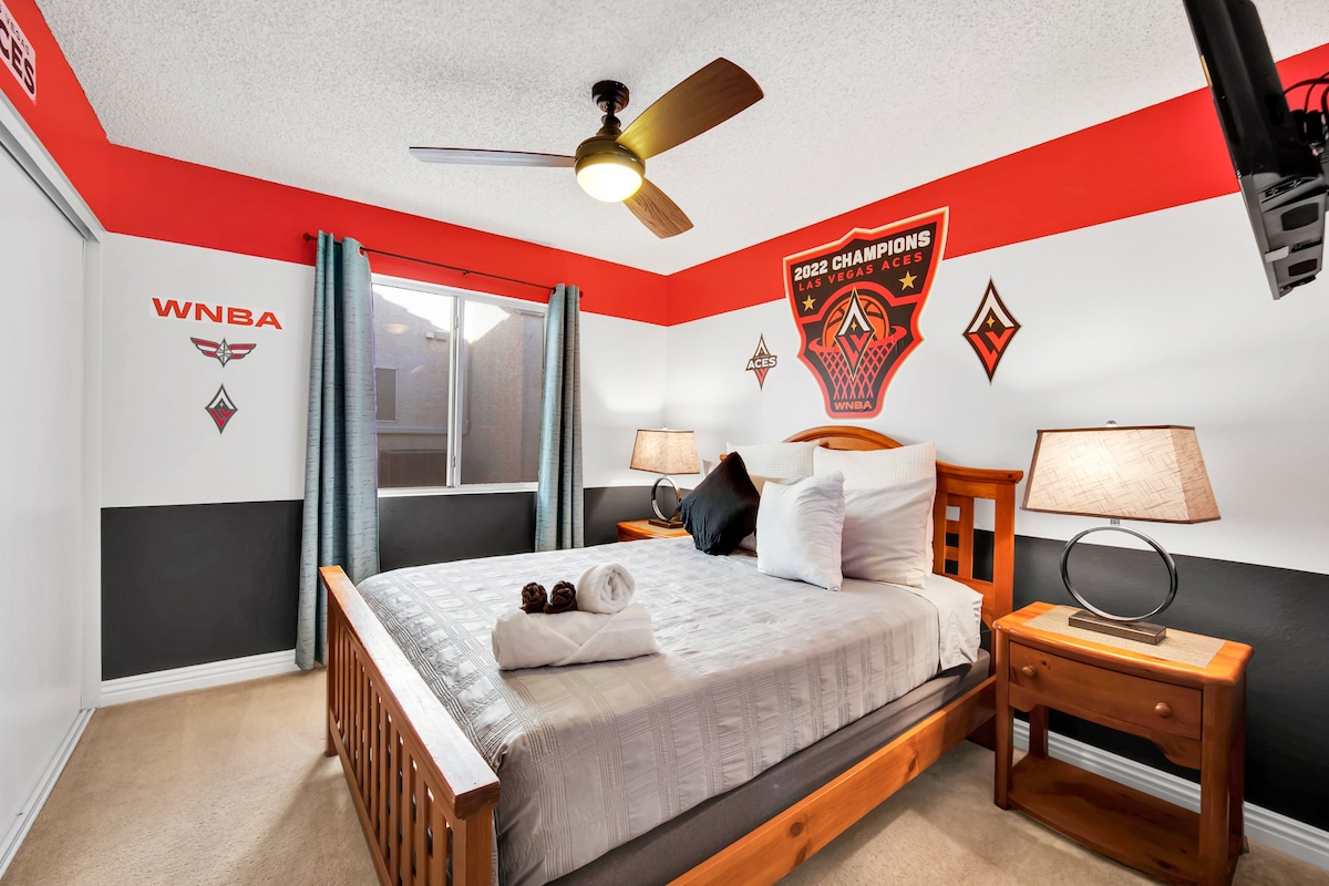 Ontspan in onze slaapkamer in Las Vegas Aces in het comfort van een queensize bed!