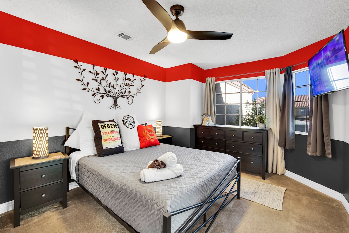 Slaap lekker in onze voorslaapkamer met UFC-thema op ons Casper Queen-bed terwijl je naar een show op de SmartTV kijkt.