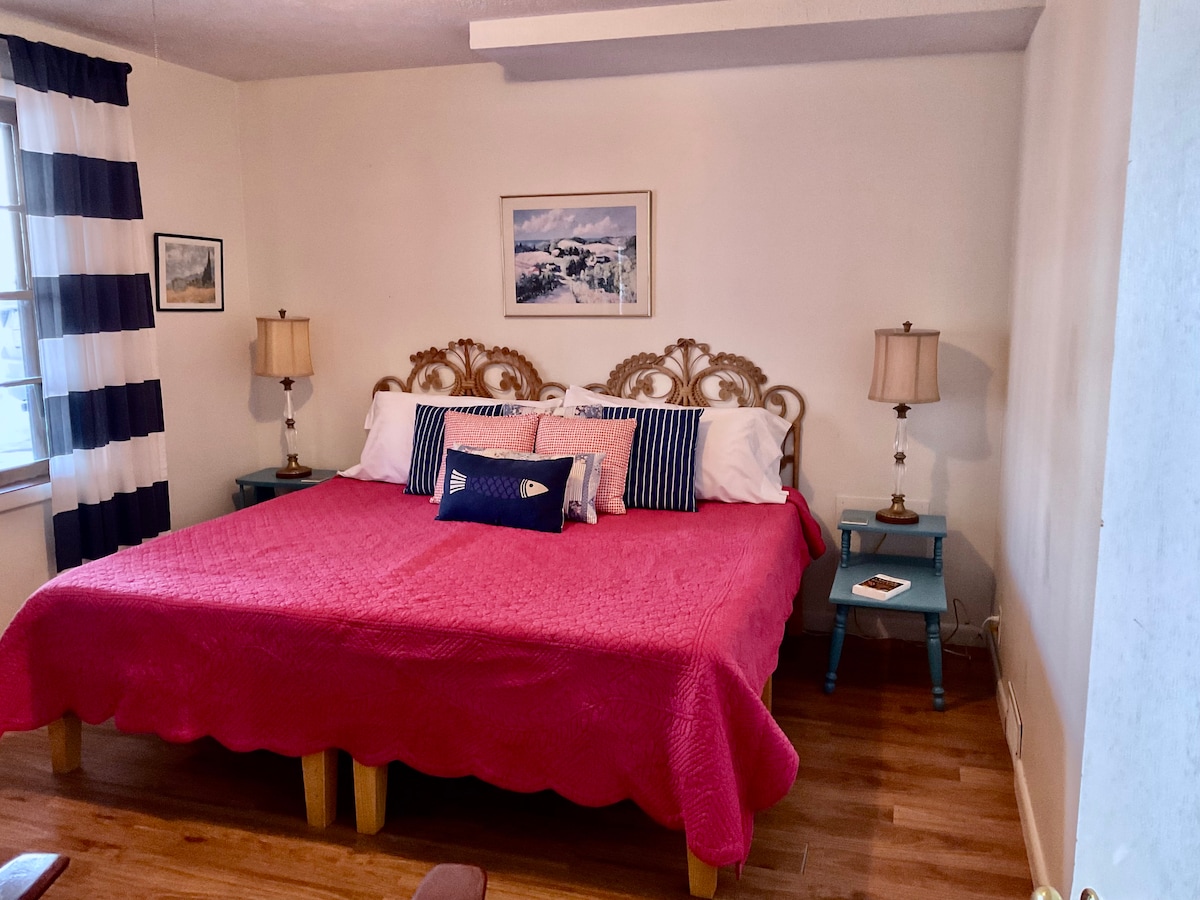 Ova spavaća soba s pogledom na jezero Michigan nadograđena je s dva nova kompleta kreveta na kat. Jedan je blizanac, a drugi XL bračni krevet s bračnim krevetom, s krevetima za 5 osoba u ovoj prostranoj sobi. Uskoro stižu fotografije novih kreveta!