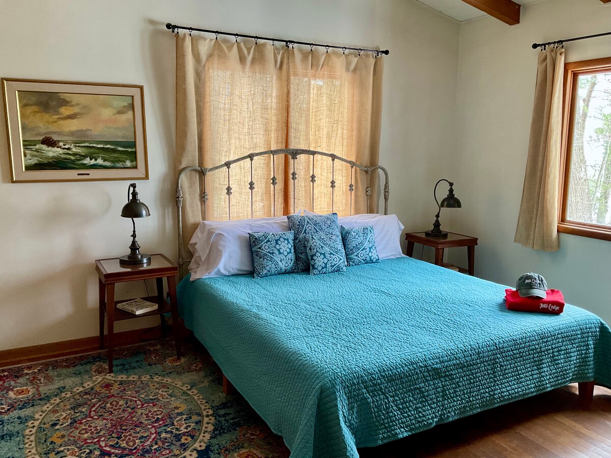 Spavaća soba na glavnom katu ima novi bračni krevet i miran pogled na šumu i pogled na jezero Michigan.   U ormaru se nalazi samo jedna rolna.
