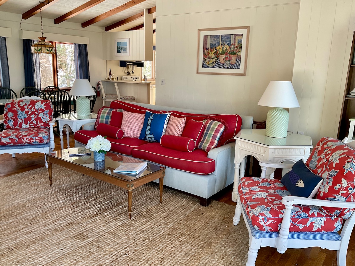 Hilltop ima prostrani dnevni boravak s velikim televizorom ravnog ekrana i kaminom na drva. Do gornje palube se dolazi kroz klizna staklena vrata koja također pružaju pogled na jezero na dnevni boravak. Kauč je bračni krevet na razvlačenje.