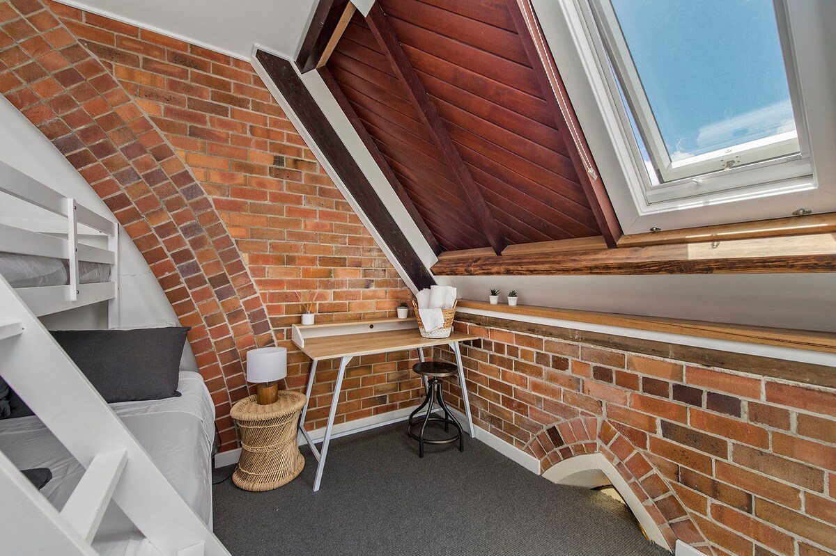 Спална соба 1, двоен кревет со единечен кревет на спрат