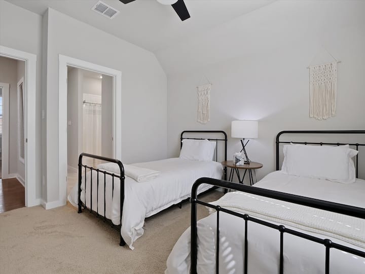 Upstairs Twin bedroom.