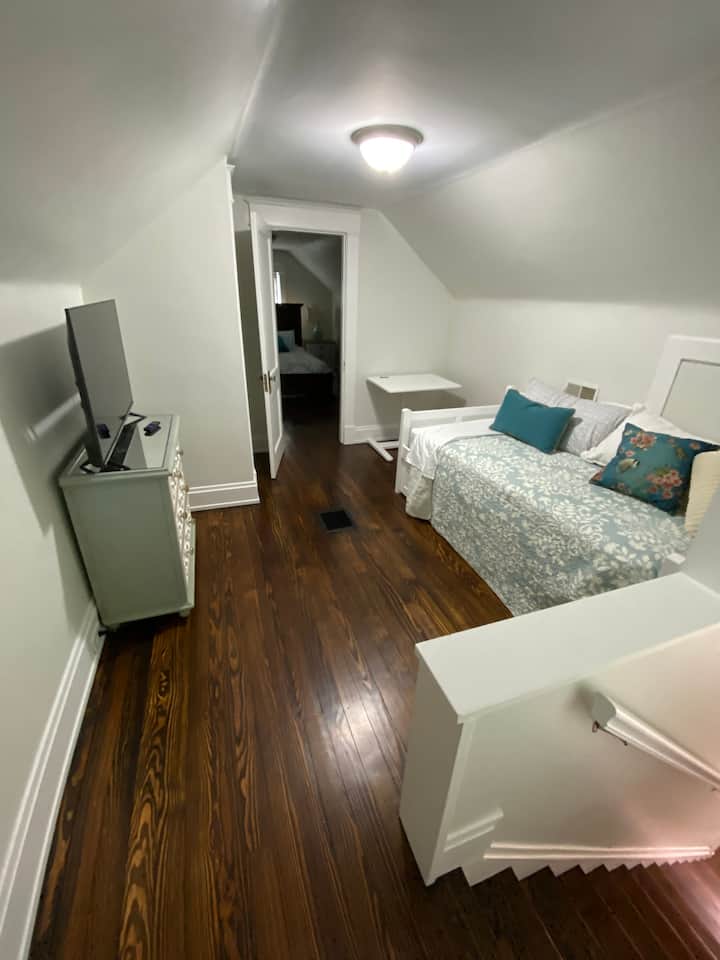 Potkrovlje.  Imamo dnevni krevet, pomoćni krevet (dva jednostruka madraca), radni stol/stol za sjedenje i televizor roku