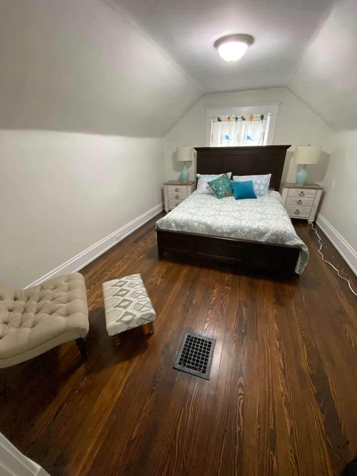 2. spavaća soba.  Bračni krevet (160x200) s prostorom za sjedenje, radni stol za šminkanje s Roku TV-om. Ako je potrebno, imamo i jednostruki madrac koji se nalazi ispod bračnog kreveta.