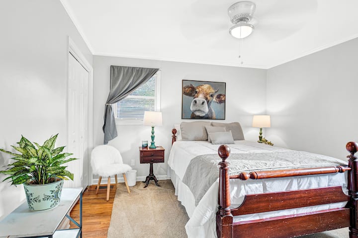 El segundo dormitorio tiene una cama queen con un nuevo topper de espuma viscoelástica, TV de 32pulgadas con Roku.