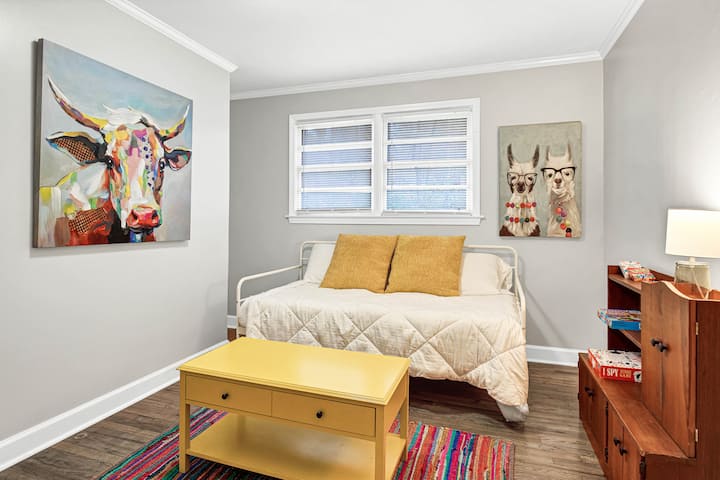 El tercer dormitorio también cuenta con un sofá cama con un nuevo colchón de espuma viscoelástica.  También hay una cómoda completa en esta habitación.