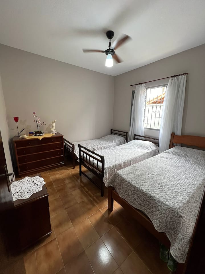 Casa principal - Dormitorio 2 (3 camas individuales)