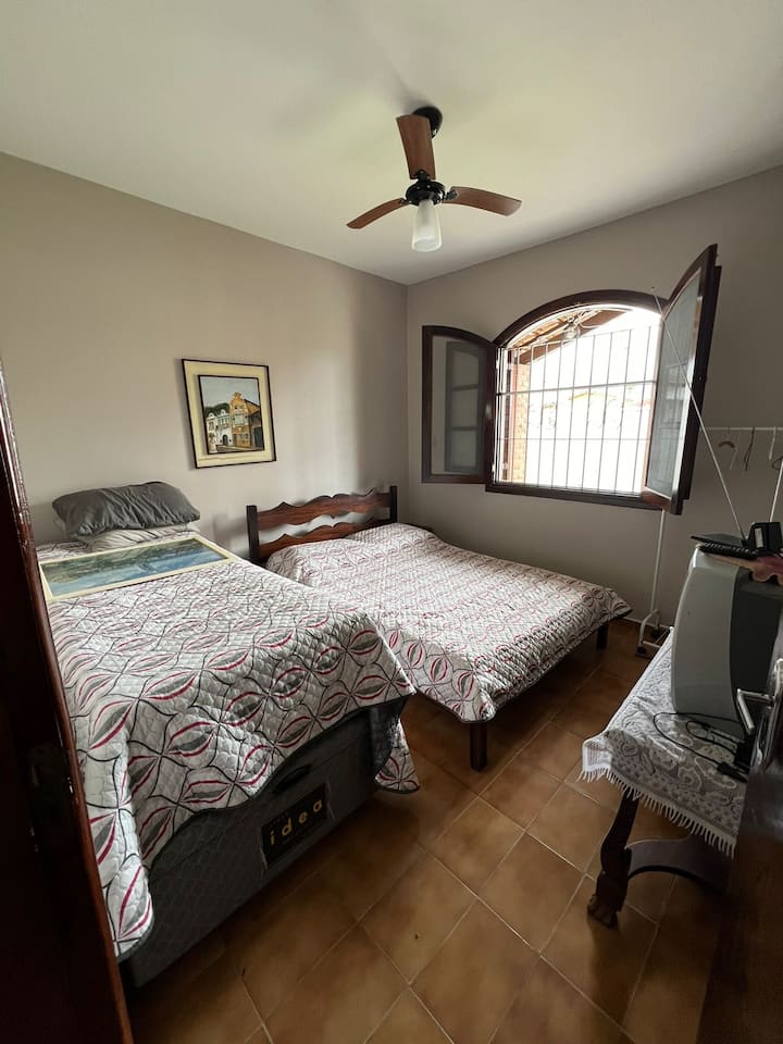 Casa principal - Dormitorio 1 (1 cama individual y 1 cama doble)