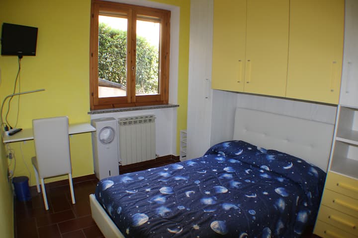 חדר שינה עם מיטת יחיד וחצי פינת עבודה