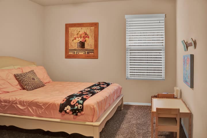 Chumba cha kulala cha kirafiki cha watoto, kitanda cha chini, pakiti na kucheza vinapatikana unapoomba