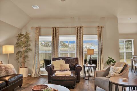 Burb Haven - Luxurious and Cozy!