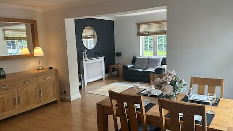 4 Bedrooms/1 Bathroom/1 EnSuite/Large Kitchen/Sleeps 8