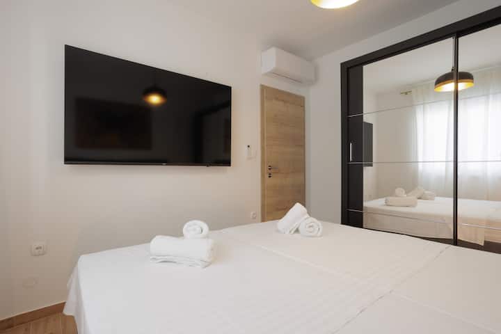 Second Floor Room No 3  
70'' TV with Netflix, Youtube, 800 World Wide channels IPTV