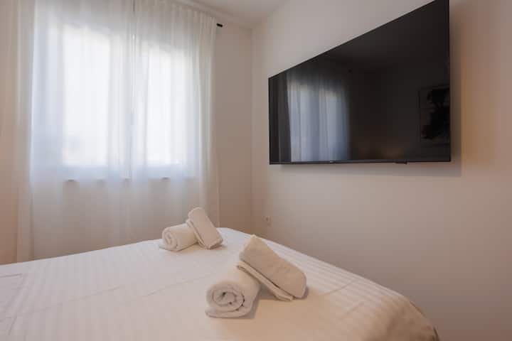 Ground Floor Room No1 (Beds can be separated)
70'' TV with Netflix, Youtube, 800 World Wide channels IPTV
