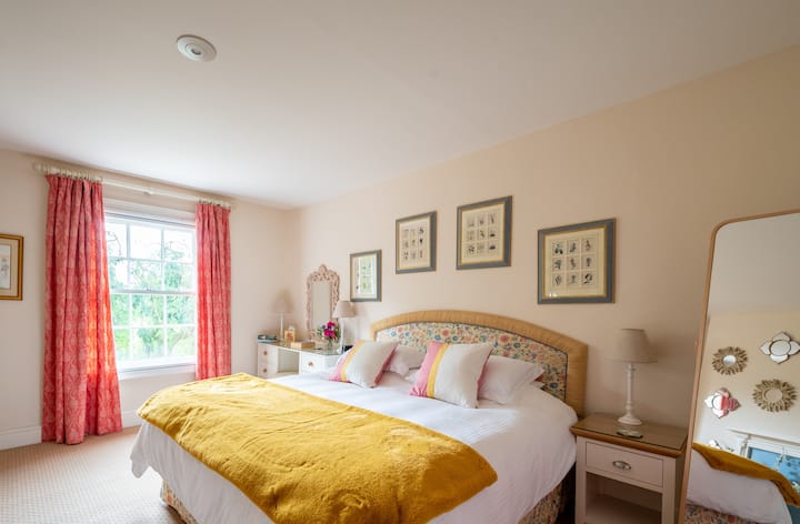 Სუპერ მეფური საძინებელი, საიდანაც განსაცვიფრებელი ხედები იშლება ჩვენს ფერმაზე და მის ფარგლებს გარეთ.