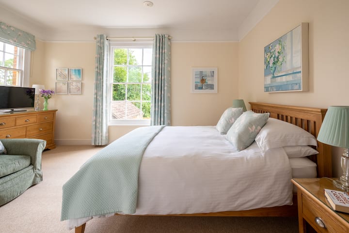 Ეს არის მთავარი საძინებელი ღია სააბაზანოთი. Ხედები სავარგულებზეა.