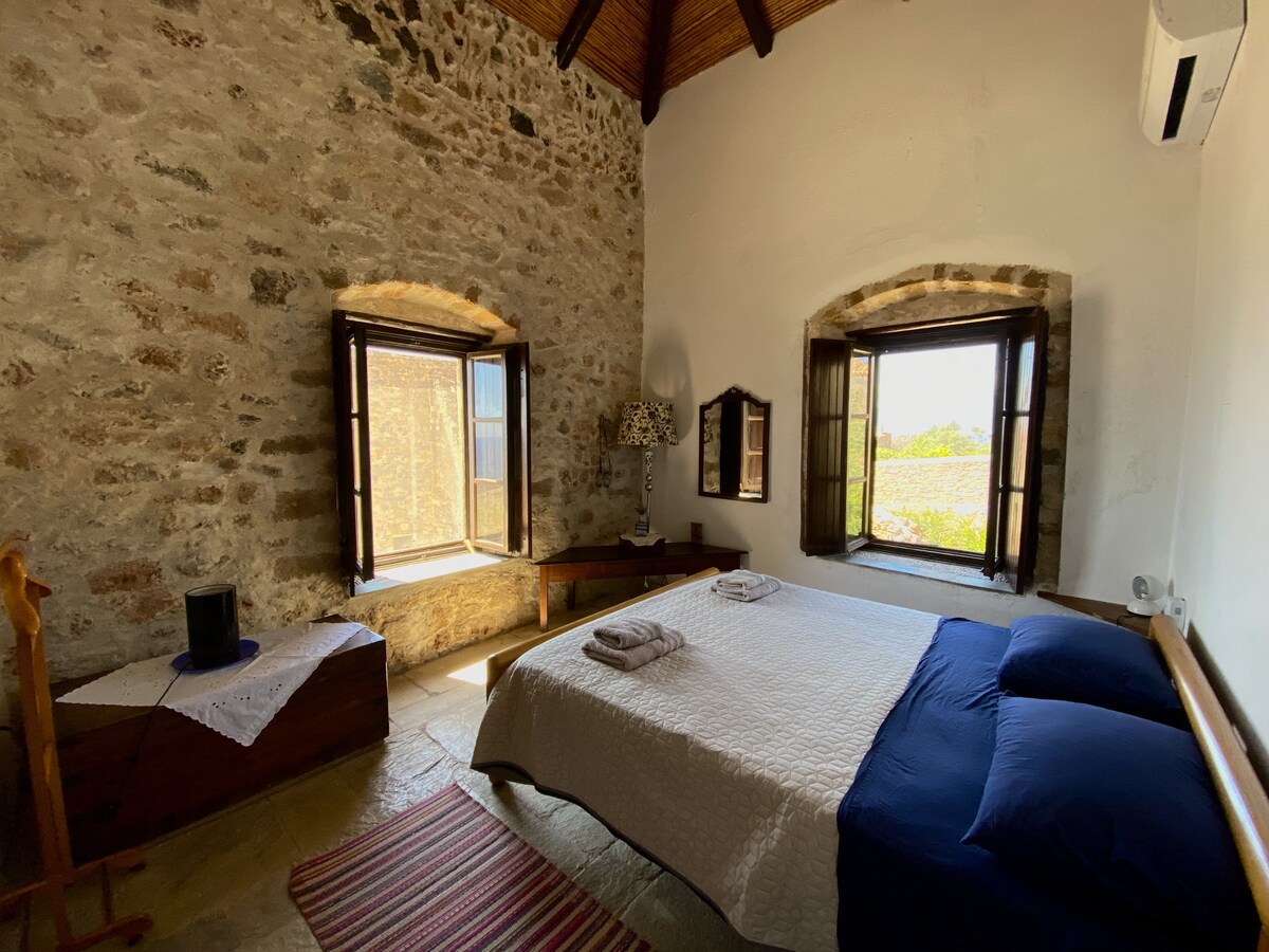 Ზემოთ : ორადგილიანი საძინებელი მიმდებარე სააბაზანოთი და ზღვის ხედით