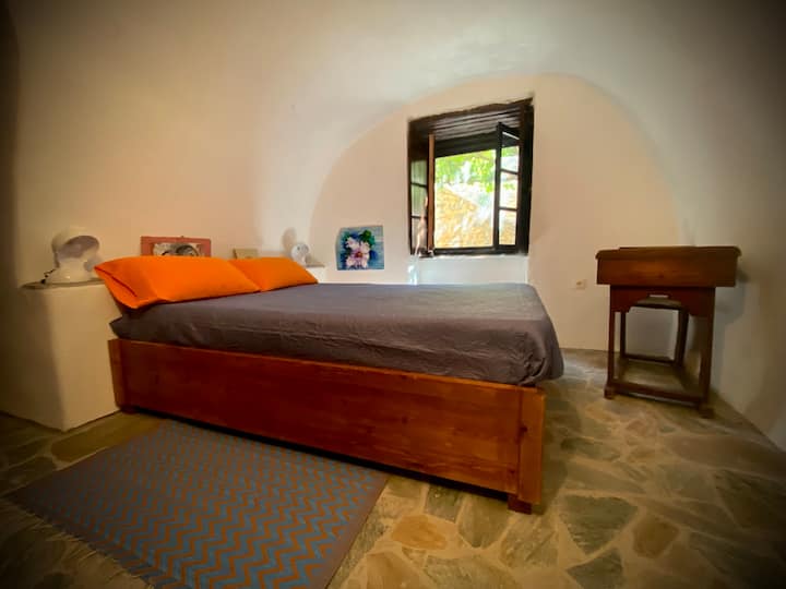 ชั้นล่าง: ห้องคู่พร้อมห้องน้ำที่อยู่ติดกันและหน้าต่างไปยังสวนภายใน