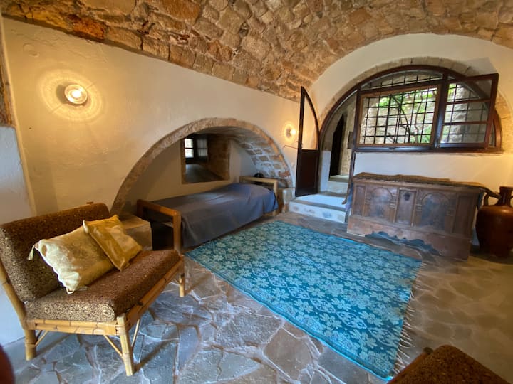 ชั้นล่าง: ห้องด้านซ้าย (ห้องขนาดใหญ่พร้อมบ้านประวัติศาสตร์แบบบาร์เรลทั่วไป) พร้อมเตียงเดี่ยวและวิวของผู้เขียน 