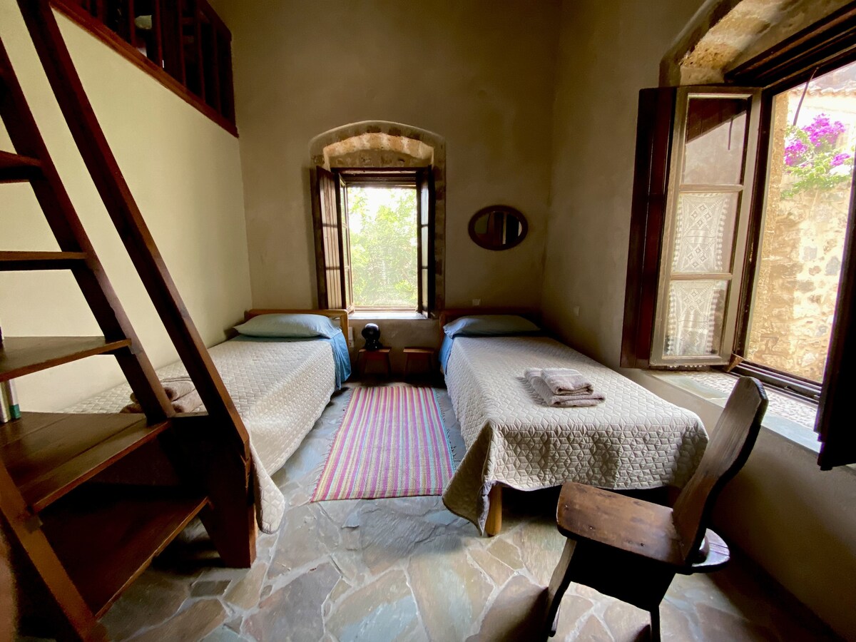 ზემოთ: ორსაწოლიანი ოთახი + საწოლი ანტრესოლით და ხის კიბით
ჯამში 3  ერთადგილიანი საწოლი 