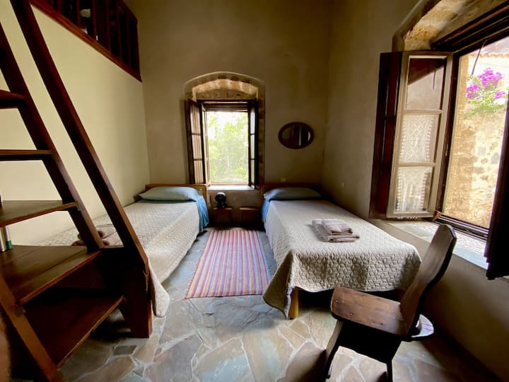 ชั้นบน: ห้องพัก 2 เตียง + เตียงพร้อมชั้นลอยและบันไดไม้
เตียงเดี่ยวทั้งหมด 3 หลัง 