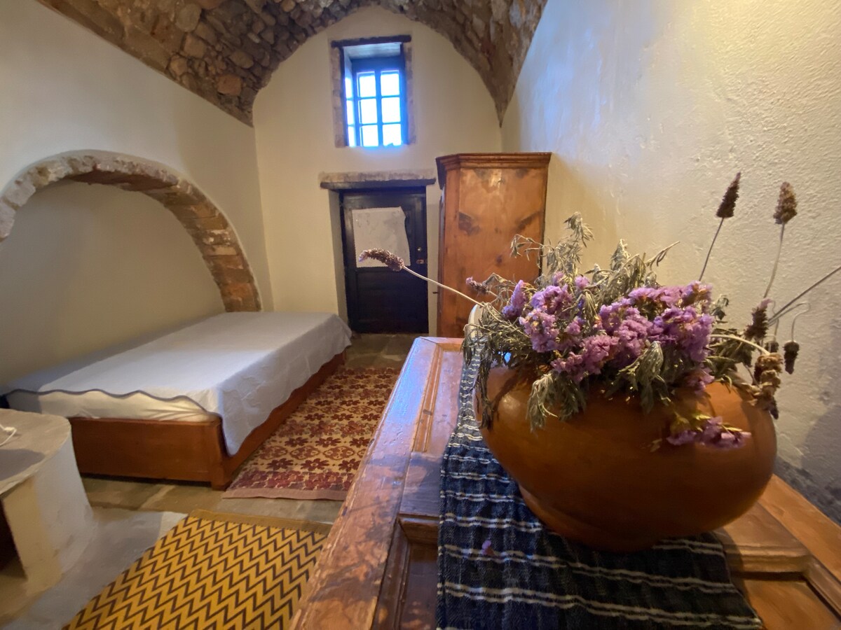 Ქვედა სართული: ორადგილიანი საძინებელი საწოლი (ტიპიური ისტორიული სახლის კასრის საცავი) მოედნის კარის მიმდებარედ, მარცხნივ 