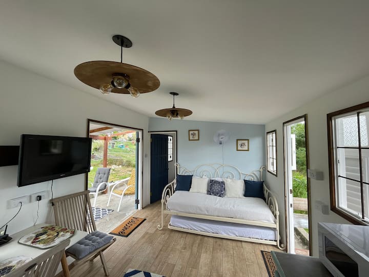 נוף לספה נפתחת מאזור המטבח 