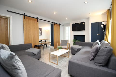 *Stylish House, Sleeps 14, Town Location, Parking*