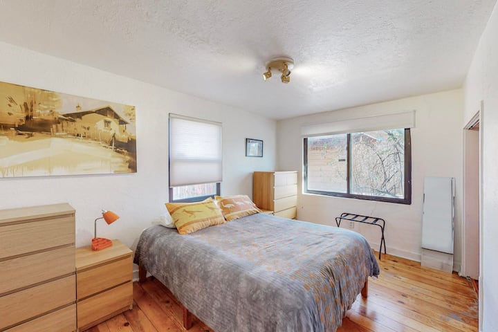 ห้องนอนสีส้มเป็นเตียงขนาดควีนไซส์มีลิ้นชักมากมายสำหรับเสื้อผ้าของคุณและตู้เสื้อผ้าที่มีโรงเก็บของมากมาย