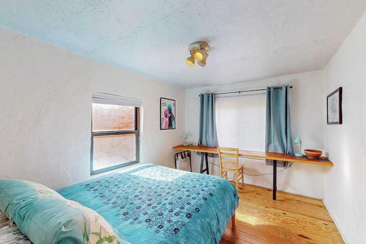 ห้องบลูยังมีเตียงขนาดควีนไซส์และโต๊ะทำงานขนาดใหญ่