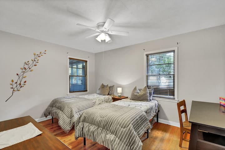 Krevate me dy madhësi dhe një tavolinë pune për dhomën e tretë të gjumit.