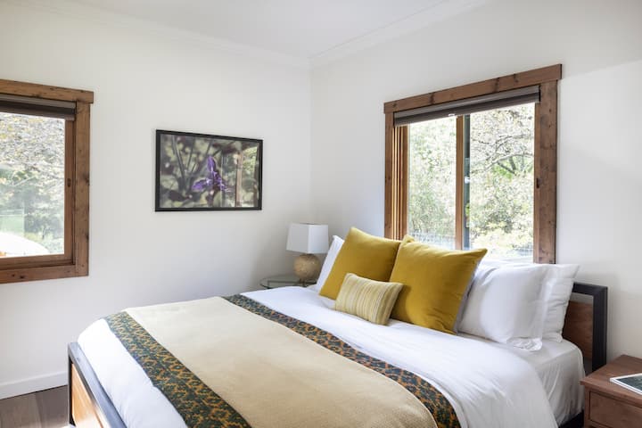 Slaapkamer #3 in het bijgevoegde gastenverblijf is sereen en privé. 
