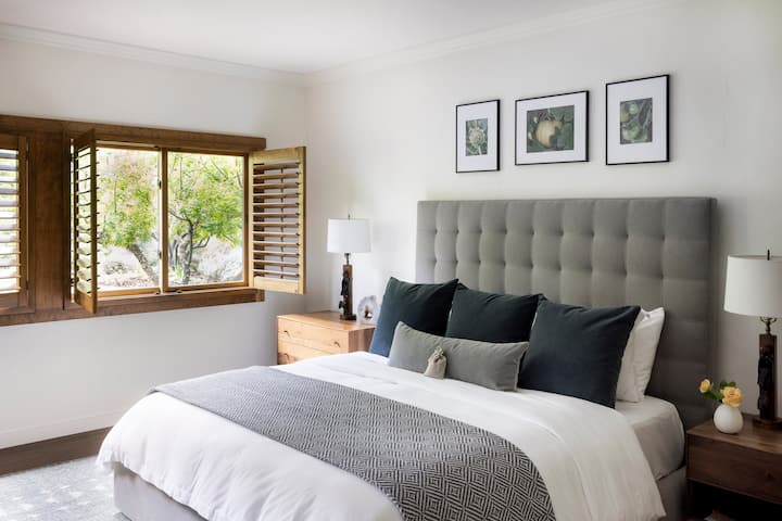 Slaapkamer #4 ligt het dichtst bij de master; de ramen kijken uit over het zwembad en de tuinen. Het maakt niet uit welke kamer je hebt gekozen, dit is het spul waar dromen van gemaakt zijn. 