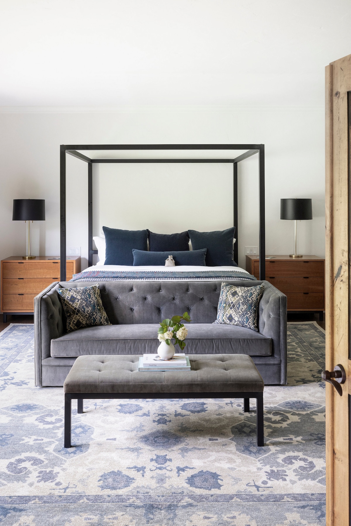 Obtenez le meilleur sommeil que vous ayez eu depuis des années dans l'un des quatre lits king size de la Villa. Chacune dispose de draps Frette, de matelas bio Avocado Green et d'une intimité reposante. La chambre principale comprend son propre coin salon.